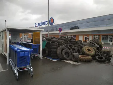Segré. Du fumier et des pneus devant Leclerc et Lidl 